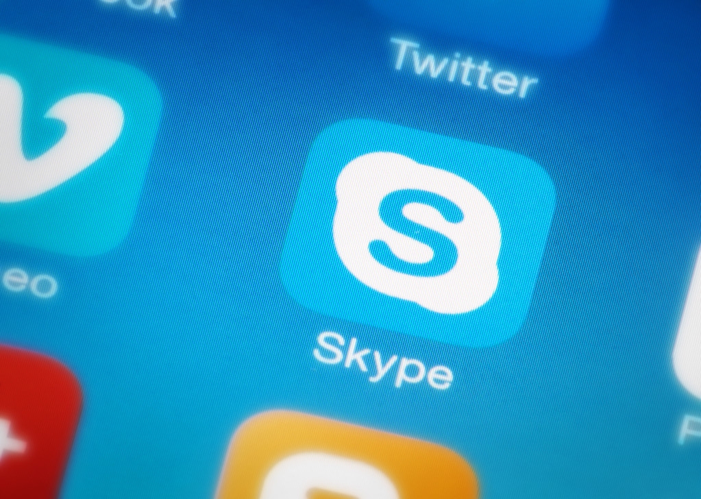 包含Skype官网,然后下载App的词条